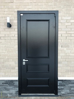 Черная глухая входная дверь с МДФ облицовкой в кирпичный коттедж